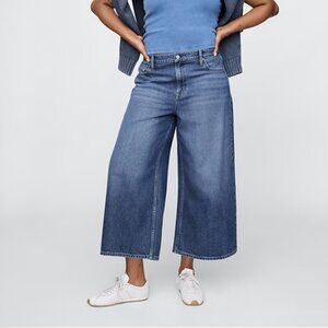 Women GAP Mid Rise UltraSoft Baggy Crop Jeans in Medium Indigo Size 28